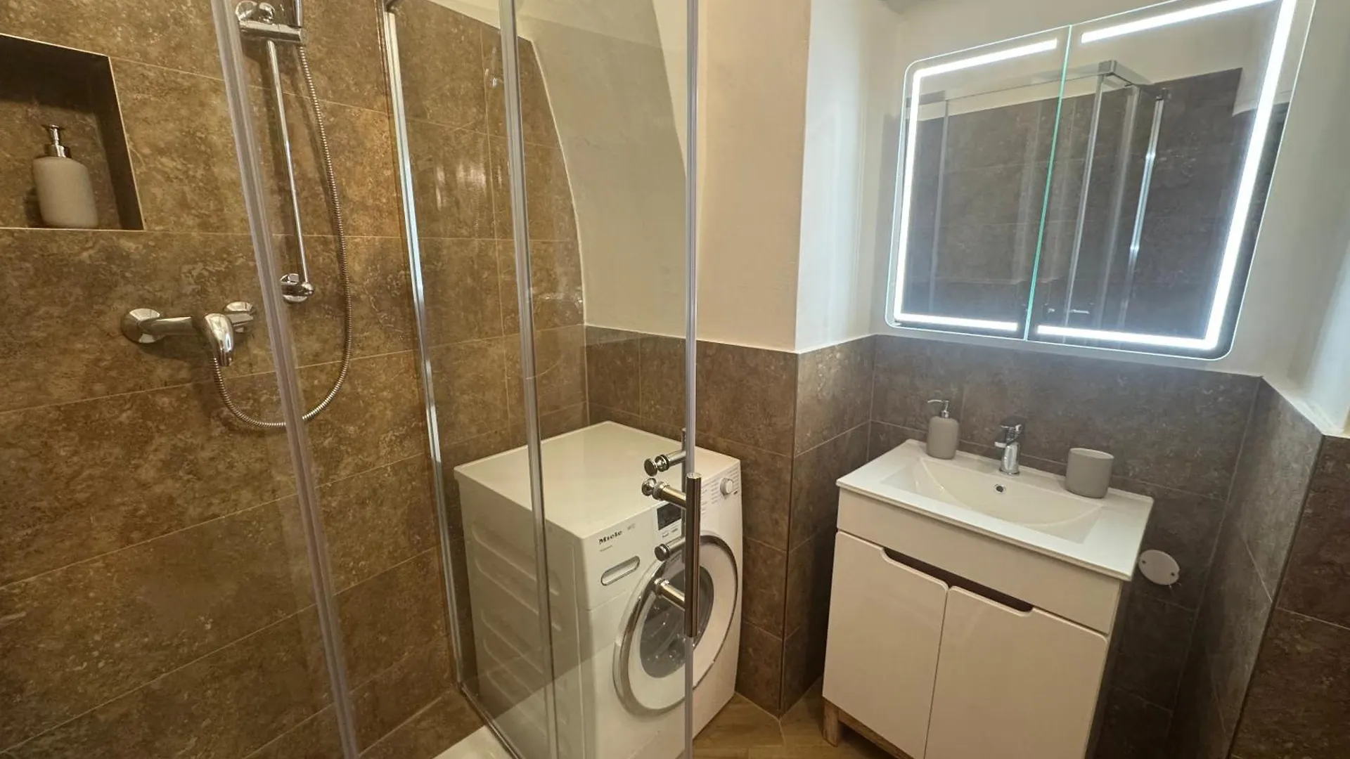 Studio Melichar Trost براغ 0*,